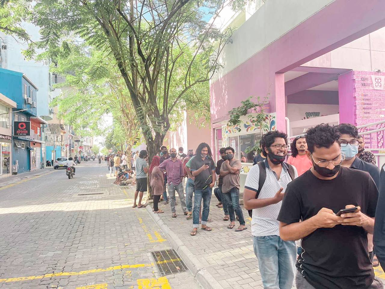 ރޭއްސުރެ ނުނިދާ އެތައް ބަޔަކު ކިއުގައި، އައިޖީއެމްއެޗްއާ ހަމައަށް ކިއު ދަމައިލައިފި