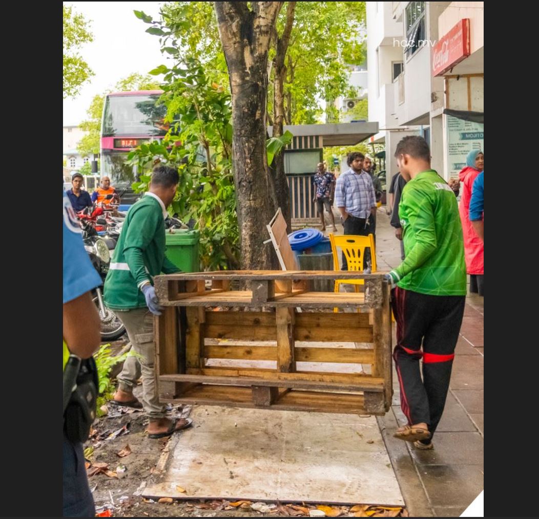 ހުޅުމާލެ ދުވާރު މަތިން ގޮނޑި މޭޒުތައް އެޗްޑީސީން ނަގަން ފަށައިފި